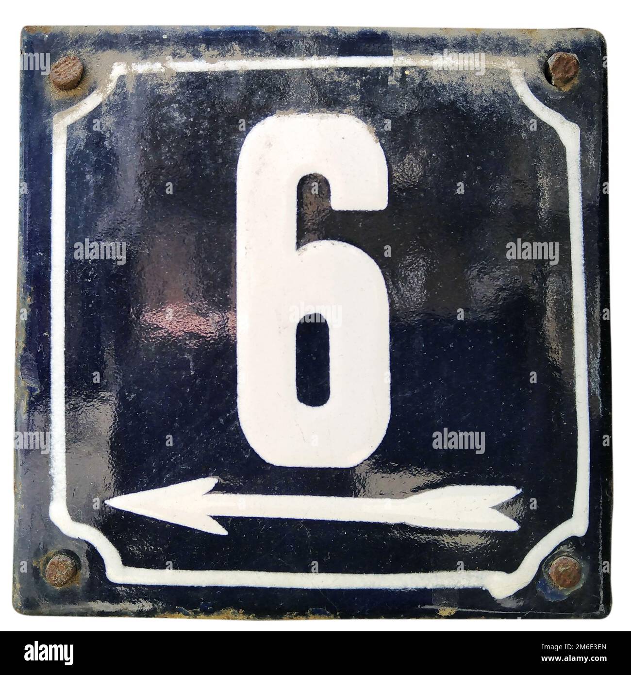 Verwittertes quadratisches, metallemailliertes Schild mit der Nummer der Straßenadresse mit der Nummer 6, Nahaufnahme isola Stockfoto