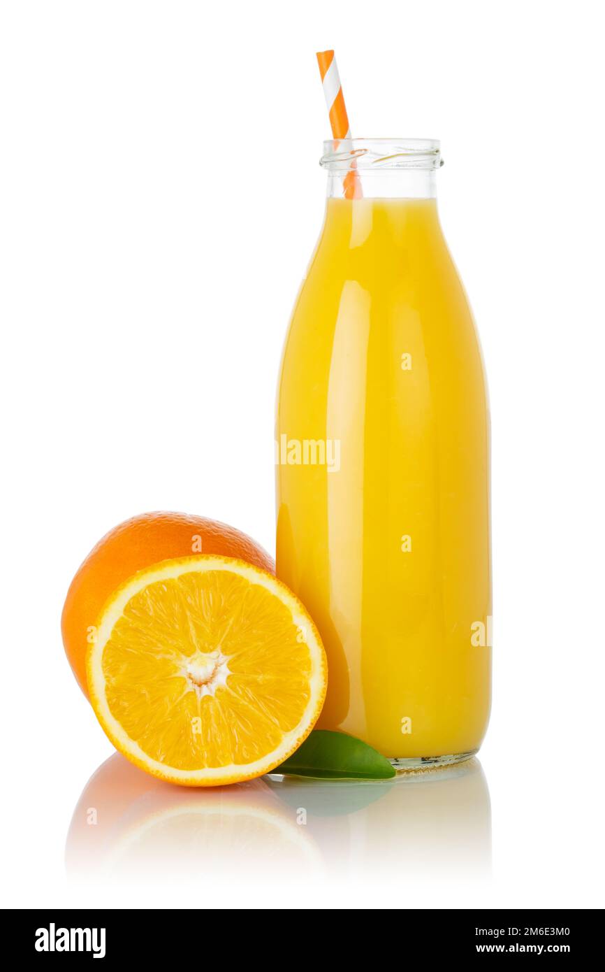 Orangen-Smoothie-Fruchtsaft Trinken Sie Strohorangen in einer Flasche, isoliert auf weiß Stockfoto