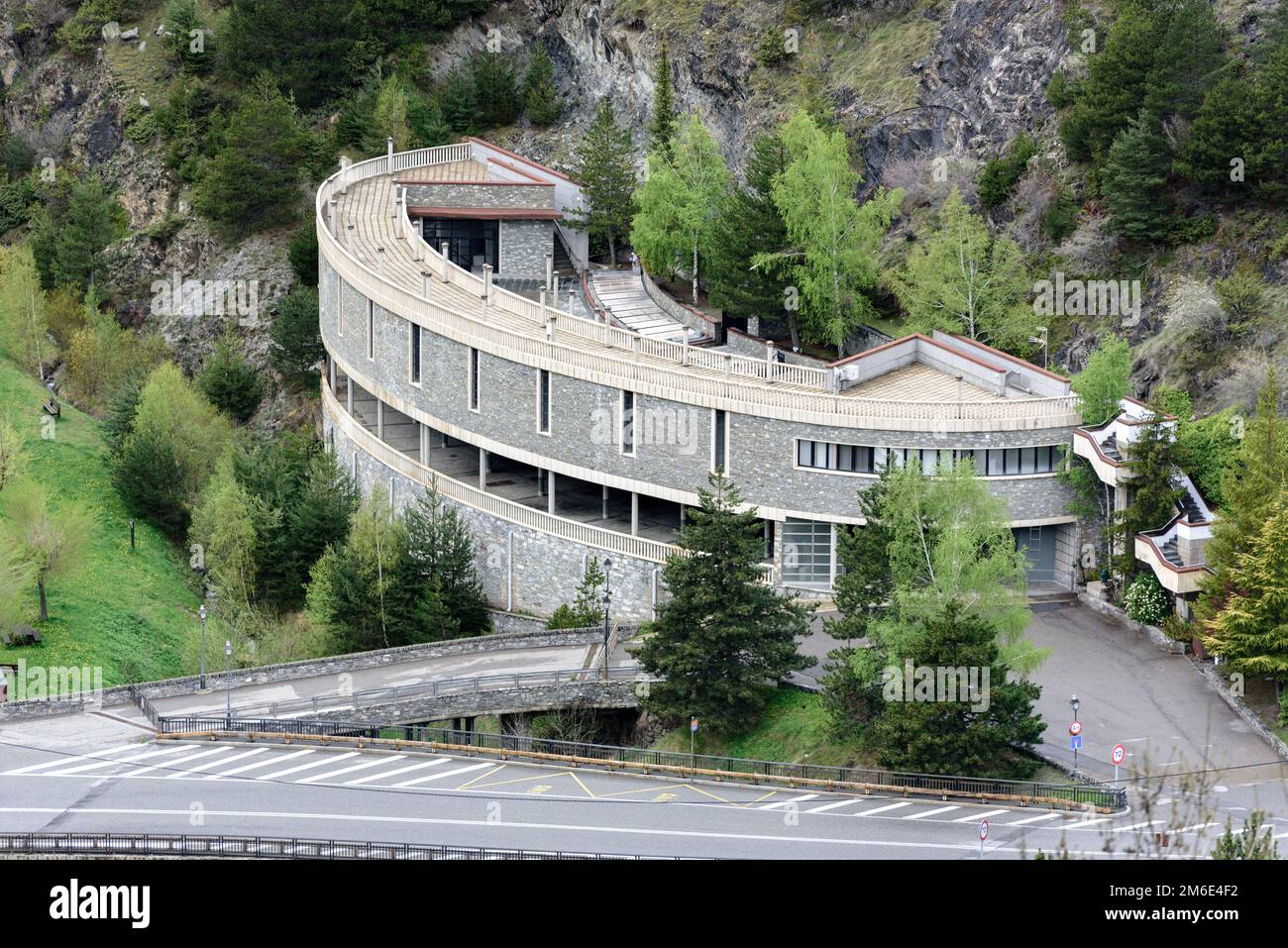 Riu d Urina Road und dem Canillo Friedhof in Andorra Stockfoto