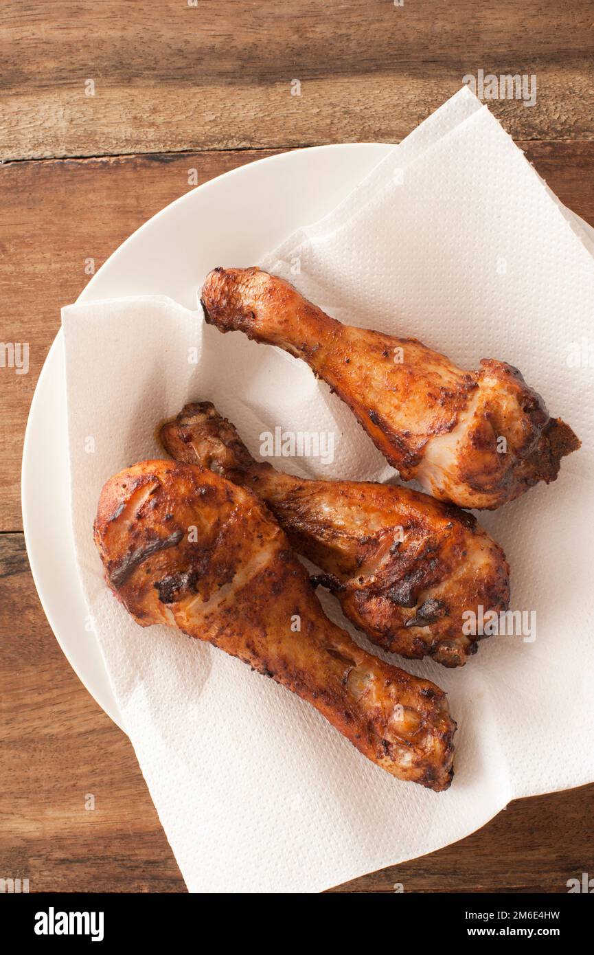 Drei scharfe gegrillte Hühnerschenkel Stockfoto