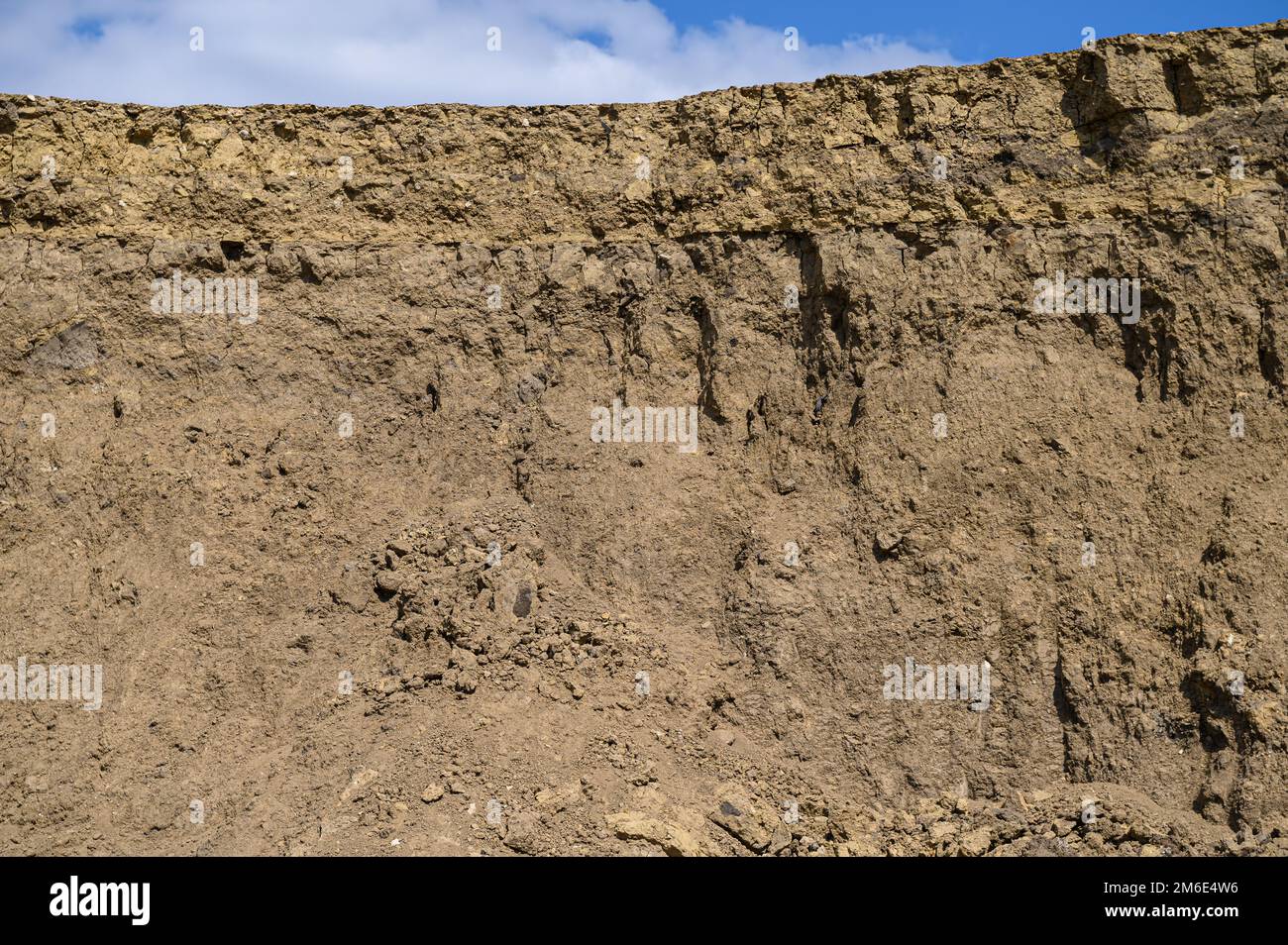 Sandhügel, bebaute Sandgrube, Baustelle, abstrakter Hintergrund Stockfoto