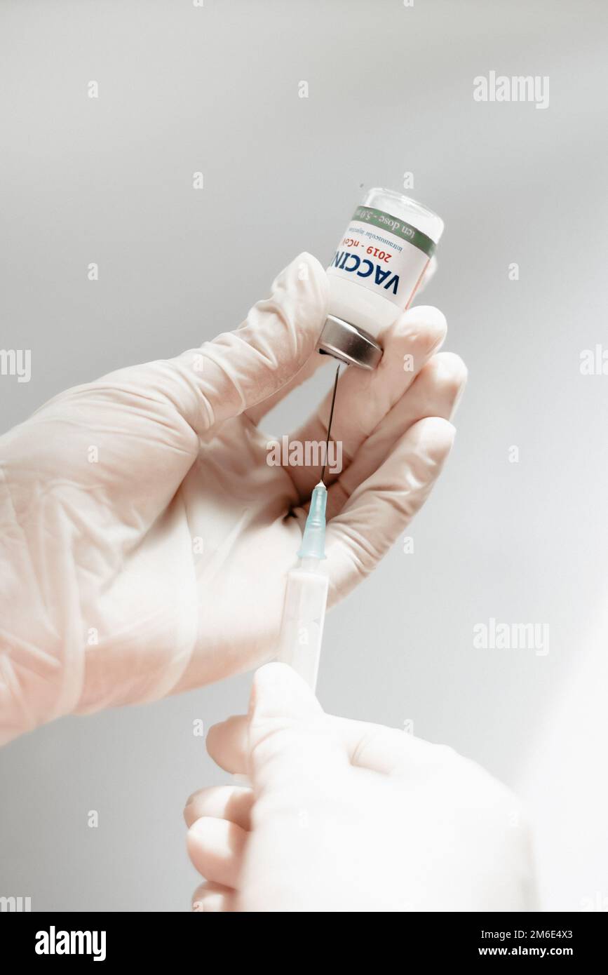 Impfstoffflasche und Spritzeninjektion. Es wird verwendet, um Prävention, Immunisierung und Behandlung für neue Corona Virus Infektion Novel coron Stockfoto