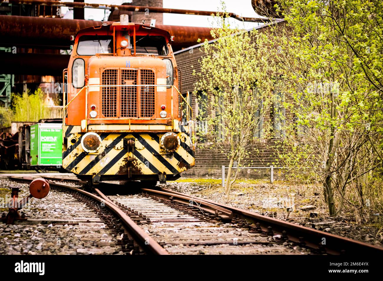 Ein alter Güterzug auf einem Fabrikgelände Stockfoto