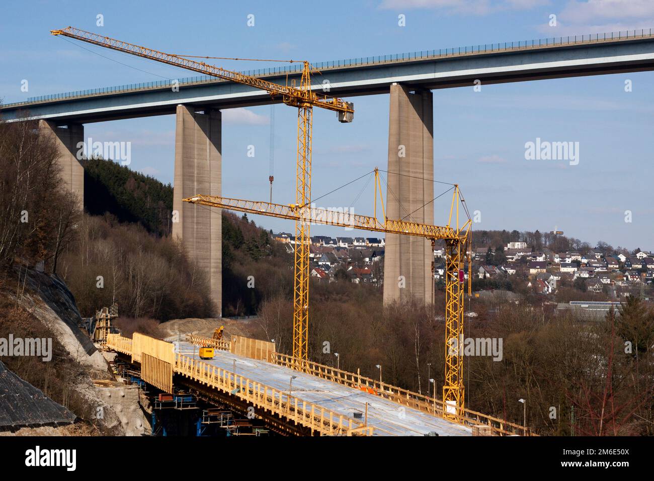 Eine neue Brücke im Bau im Hintergrund eine Autobahnbrücke Stockfoto