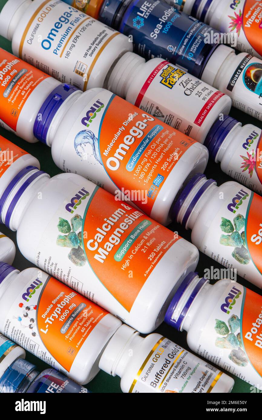 Vitamine, Mineralien und Mikronährstoffe aus iHerb Box. Viele verschiedene Gläser. Biologisch aktive Lebensmittelzusatzstoffe. Nahrungsergänzungsset online kaufen. Arzneimittel für die Gesundheit. Kiew, Ukraine - 13. Juli 2022 Stockfoto