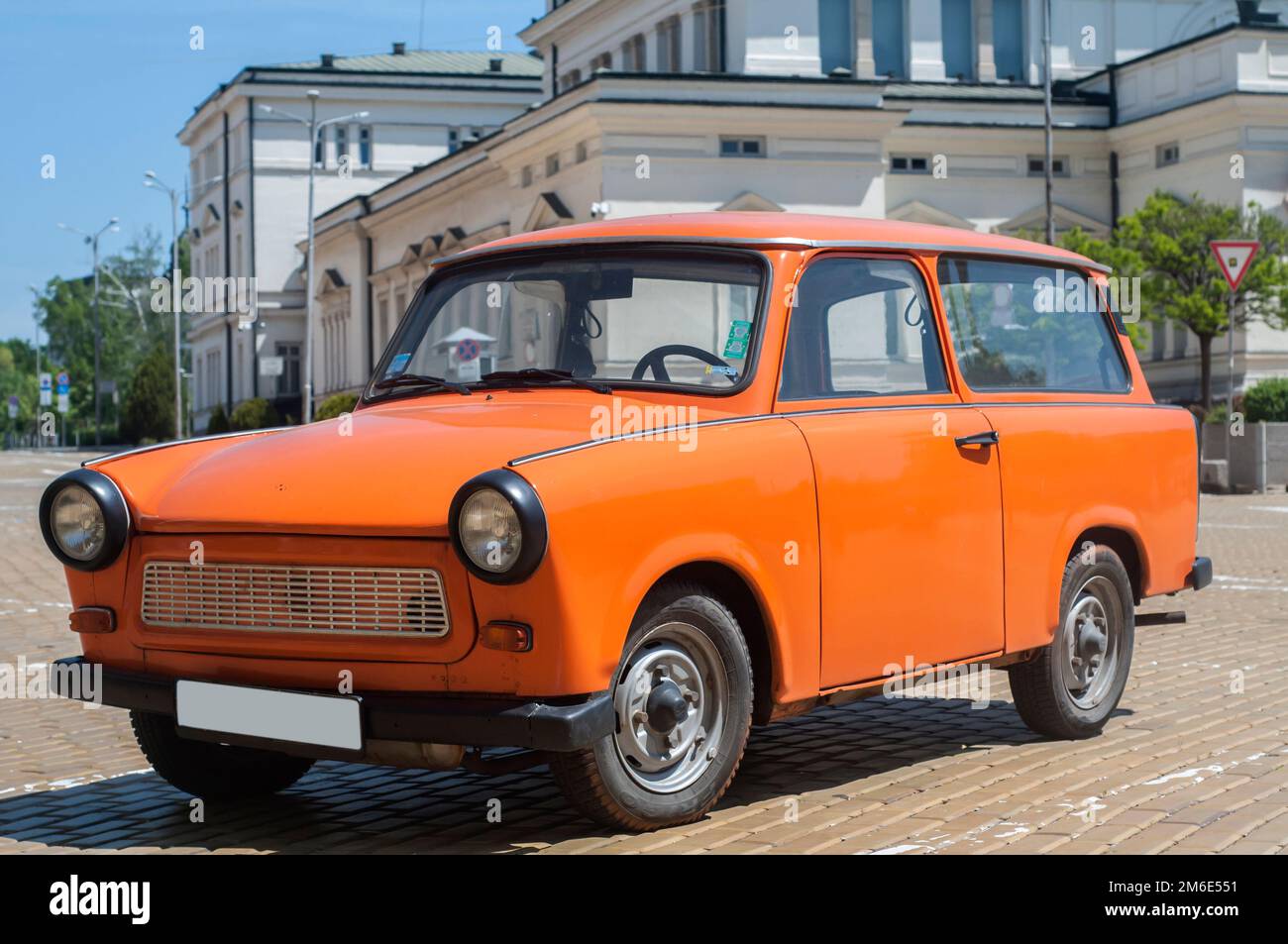 Orangene Jahrgang restaurierten Trabant Auto auf gepflasterten Straße Stockfoto