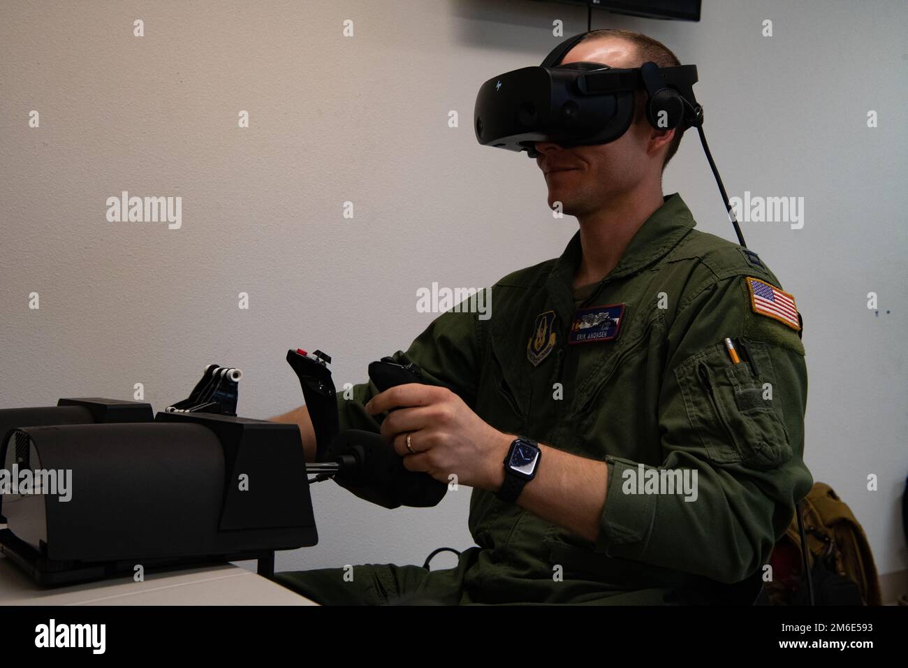 Kapitän Erik Anonsen, 731. Airlift-Geschwader, übernimmt die Steuerung eines Virtual-Reality-Simulators während der jährlichen Schulung zum modularen bordseitigen Feuerlöschsystem in Gowen Field, Idaho, 26. April 2022. Die Maschine wurde entwickelt, um die Bedingungen wiederherzustellen, die Piloten bei der Brandbekämpfung aus der Luft erleben, wenn sie zur Bekämpfung von Waldbränden aufgerufen werden. (USA Air Force Tech. Sgt. Justin Norton) Stockfoto