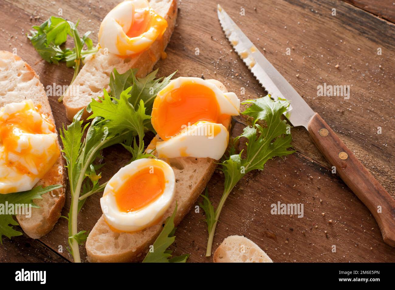 Leckere, weich gekochte Eier und Salat Stockfoto
