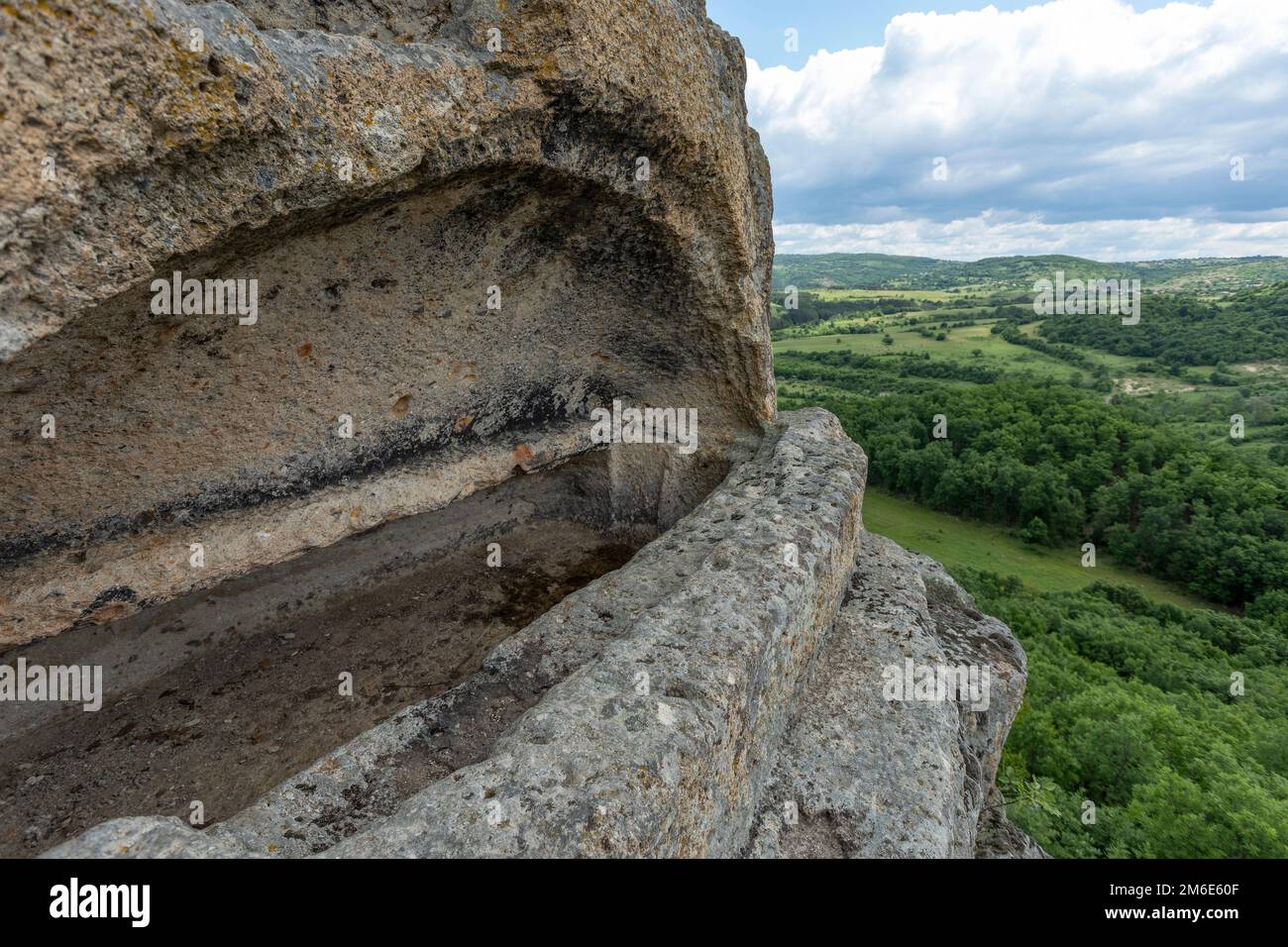 Altes thrakisches Heiligtum. Thrakische Zufluchtsstätte in der Nähe von Tatul, Bulgarien. Stockfoto