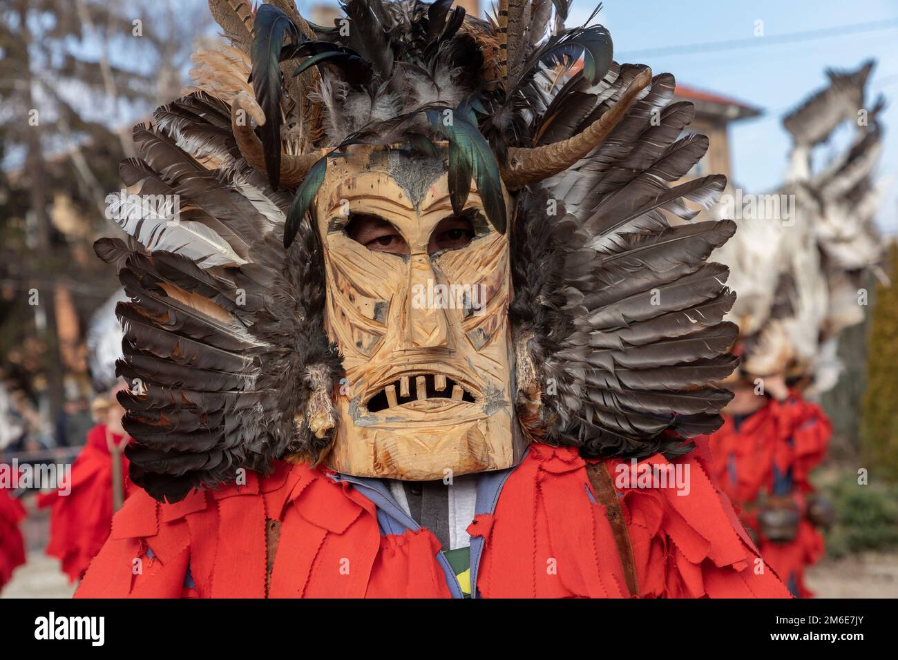 Menschen mit einer Maske namens Kukeri tanzen und treten auf, um die bösen Geister zu erschrecken. Stockfoto