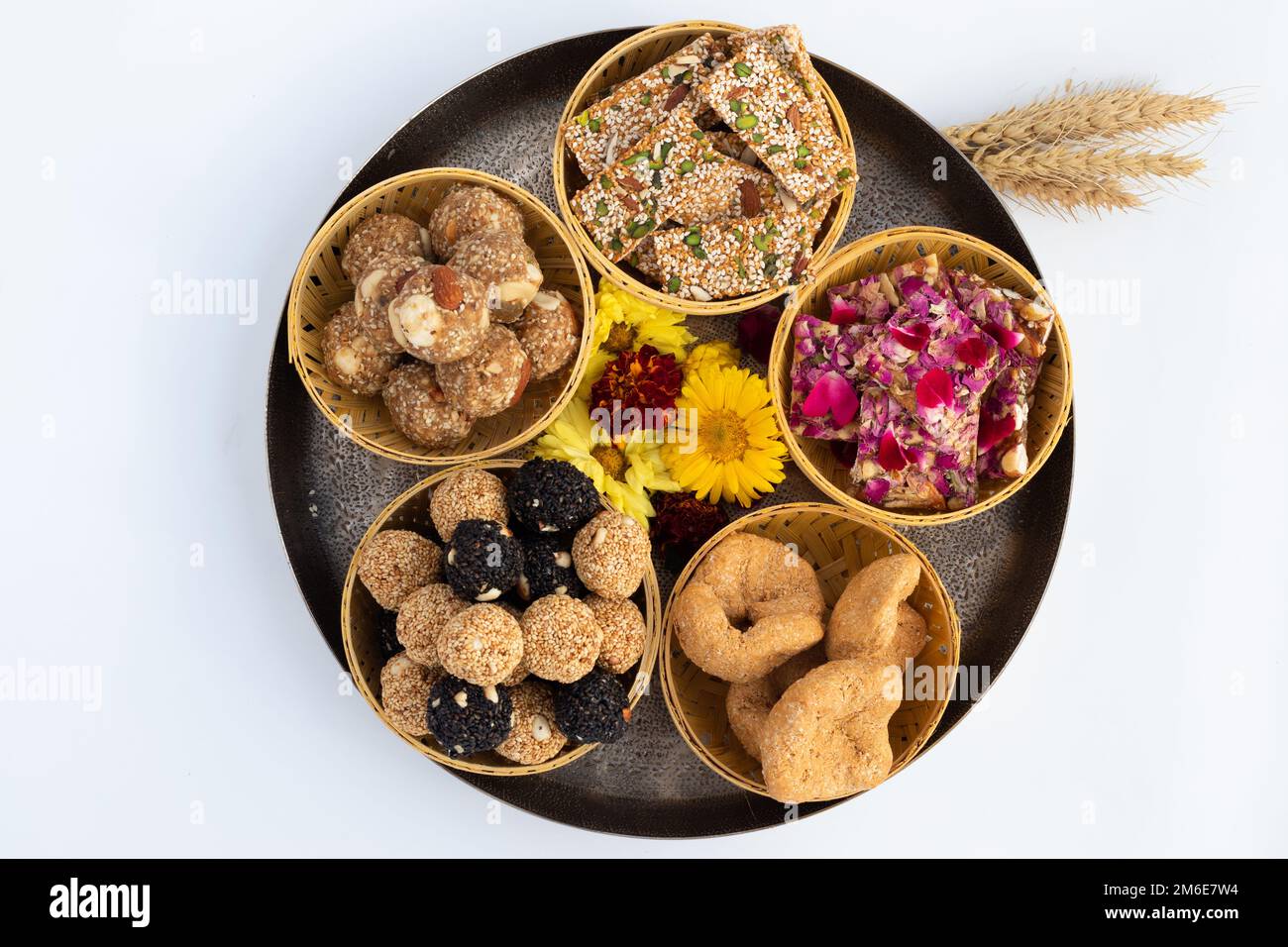 Gulab Gajak Mithai, Pista Gazak, Til Patti Oder Papdi, Til Laddu Oder Ladoo, Revdi Und Rewri Aus Tilgul, Mungfali, Sesamsamen, Jaggery Gud, Badam Und Stockfoto