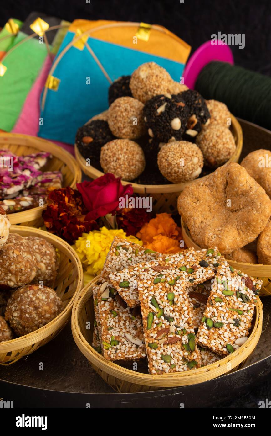 Erntefest Wird Als Makar Sankranti, Lohri, Uttarayan, Maghi, Poush Sankranthi, Magh Bihu mit Sesam Süß, Tilgul, Til Mithai, Gaj Stockfoto