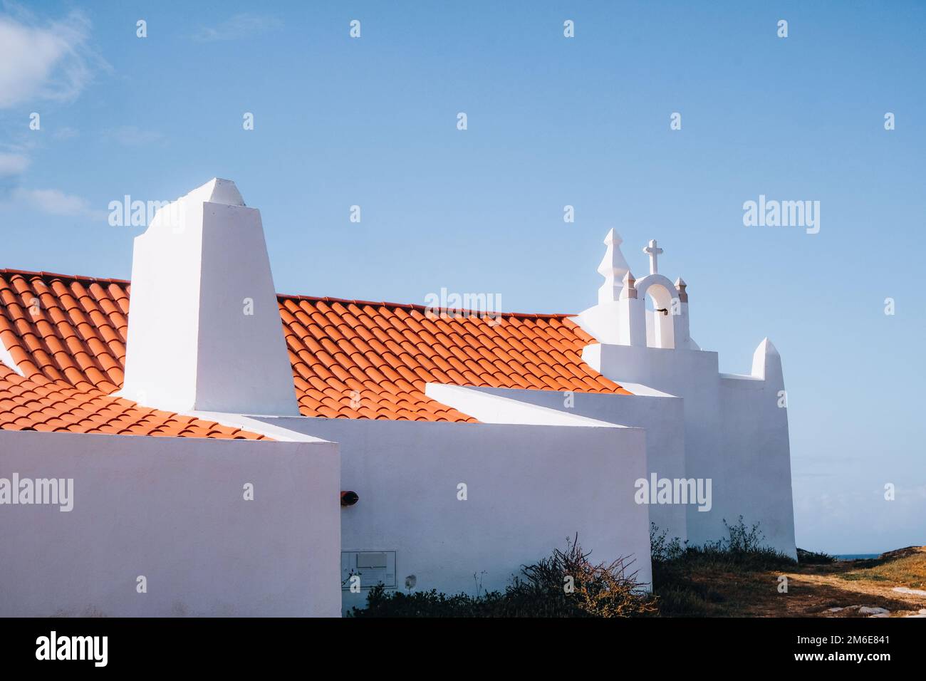 Baleal, Peniche - Weiße Kirche mit orangefarbenem Ziegeldach in Strandnähe Stockfoto