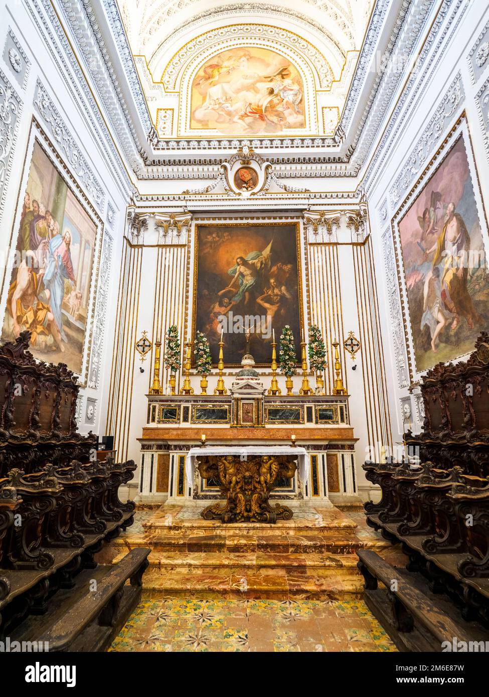 Presbyterie mit hölzernem Chor in der Kirche San Martino (Chiesa di San Martino) (XIV-XIX. Jahrhundert) in der mittelalterlichen Stadt Erice - Sizilien, Italien Stockfoto