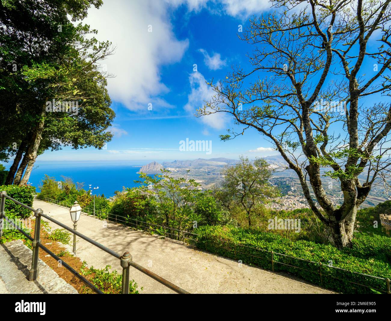 Panoramablick vom Balio-Garten - mittelalterliche Stadt Erice - Sizilien, Italien Stockfoto