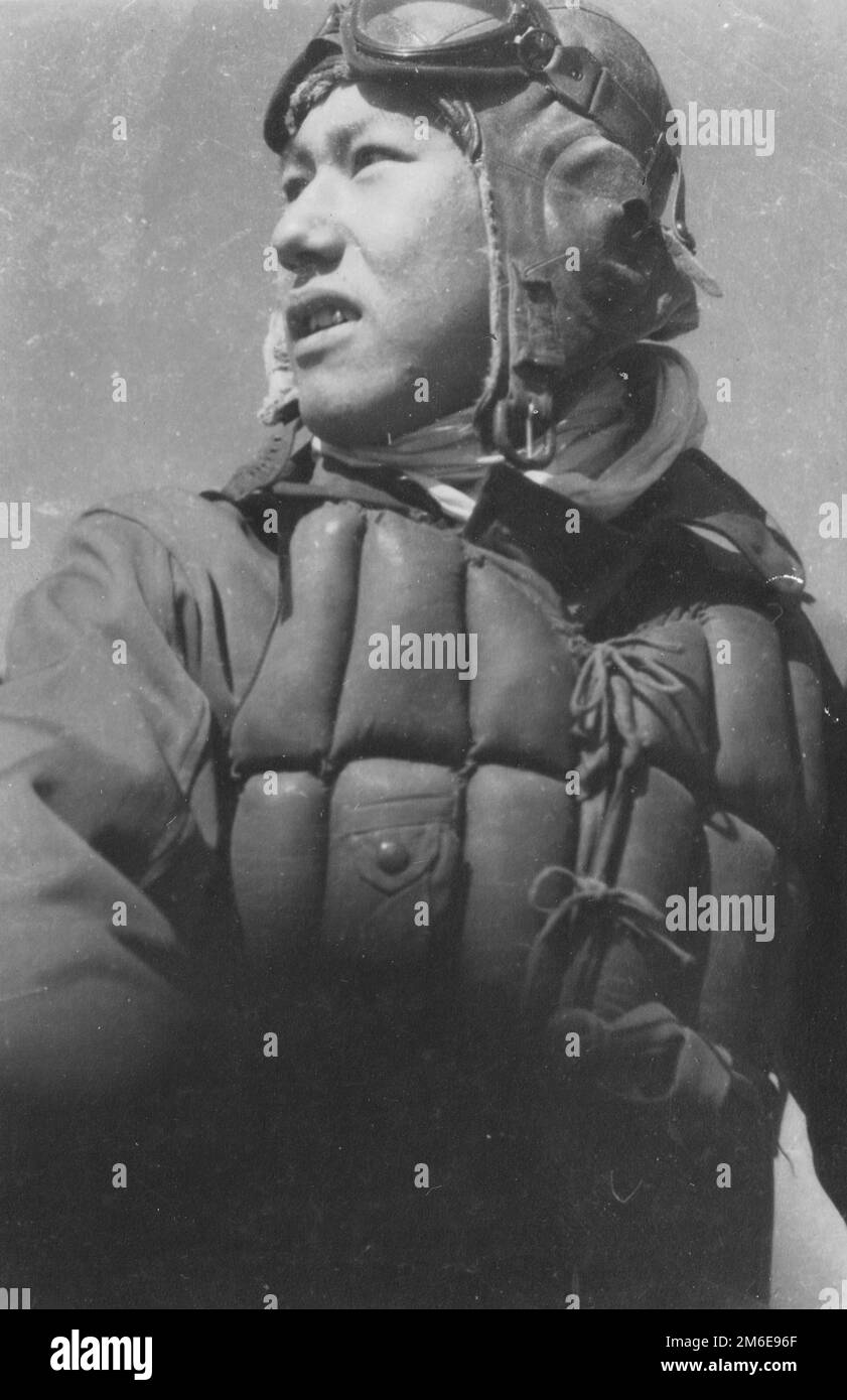 Pazifikkrieg, 1941-1945. Kaiserliche japanische Marine Kamikaze Pilot Leutnant Fukuda Koetsu, ca. 1944. Leutnant Fukuda wurde während des Kamikaze-Angriffs auf Ulithi-Atoll im März 1945 getötet, als er seinen Yokosuka-P1Y-Bomber in den Flugzeugträger USS Randolph rammte. Nach seinem Tod wurde Fukuda posthum in den Rang des Kommandanten befördert. Stockfoto