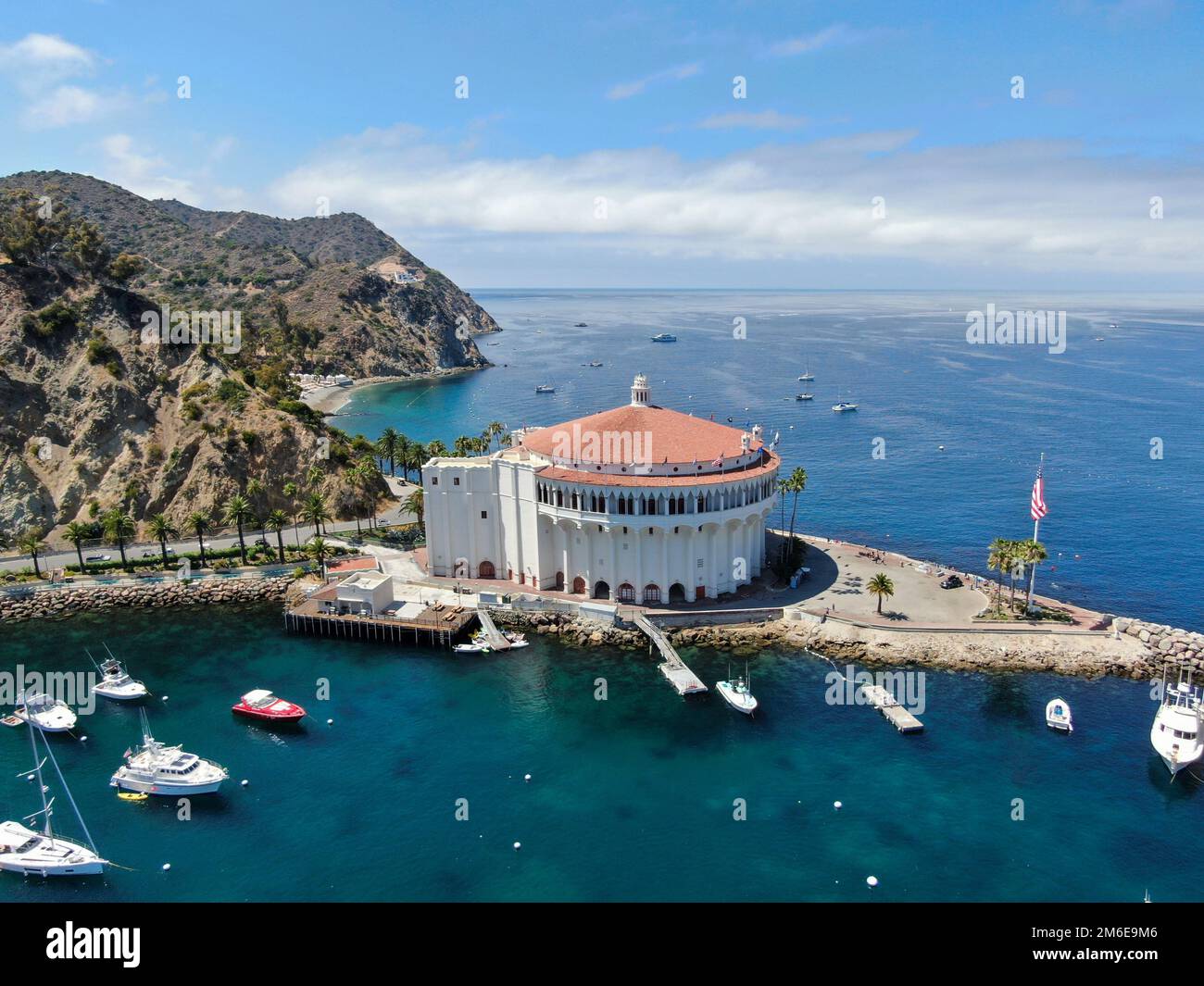 Luftaufnahme von Catalina Casino und Avalon Hafen mit Segelbooten. Stockfoto