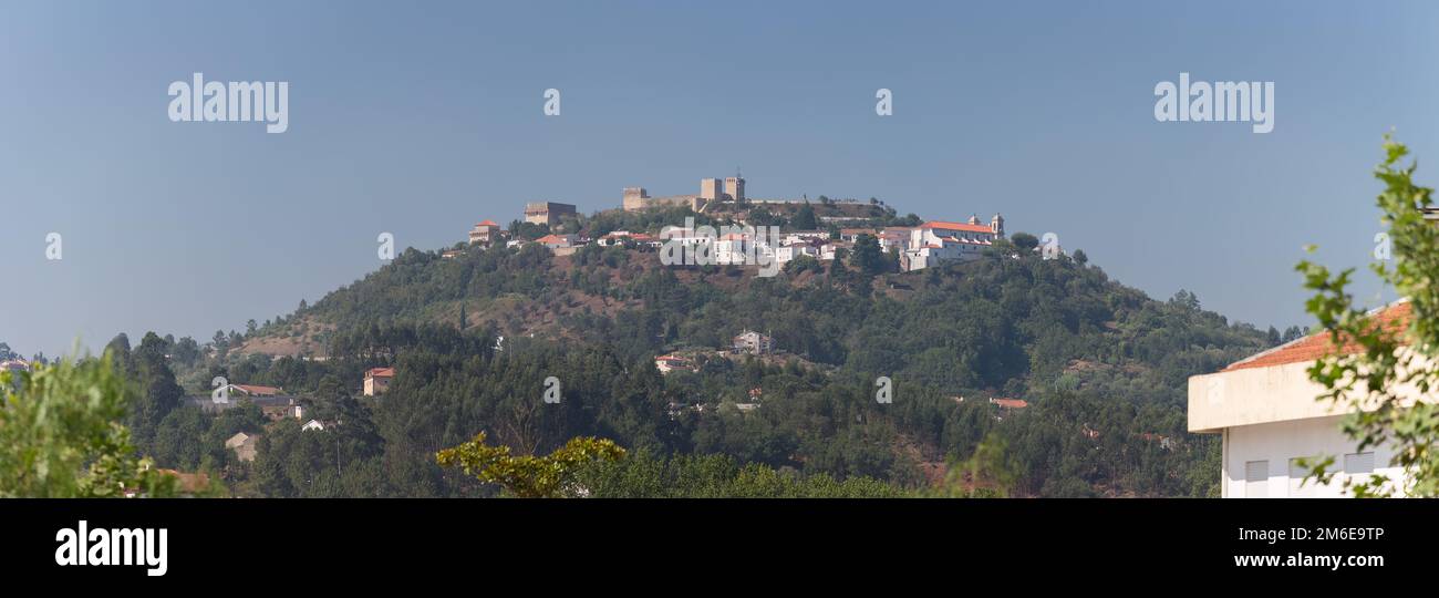 Ourém Santarém Portugal - 08 09 2022 Uhr: Blick auf die Festung und Festung von Ourém, mittelalterliche Burg, Palast und Festung, die sich auf der Spitze der Stadt Ou befinden Stockfoto