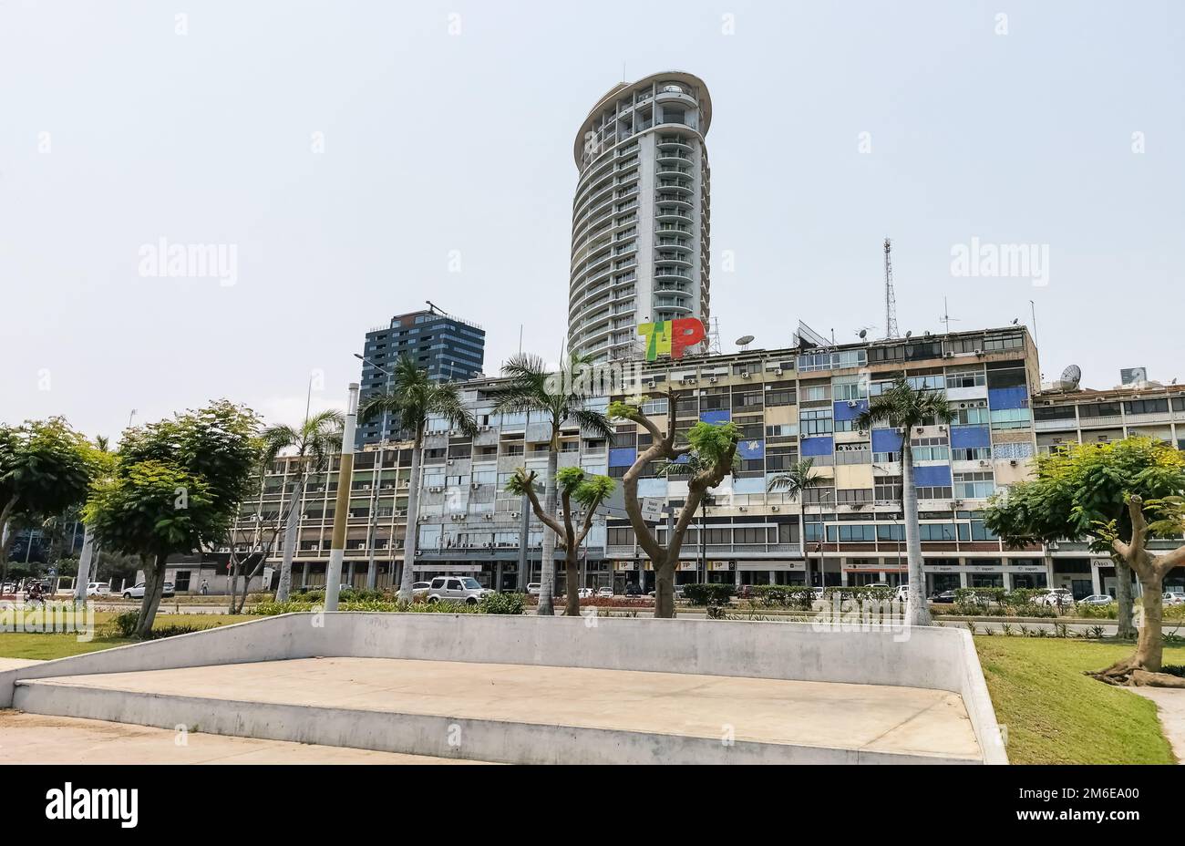 Luanda Angola - 09 17 2022: Panoramablick auf die Luanda Bucht und Luanda marginal, Fußgängerweg mit tropischen Palmen, Downtown Lifestyle, Taxi Stockfoto