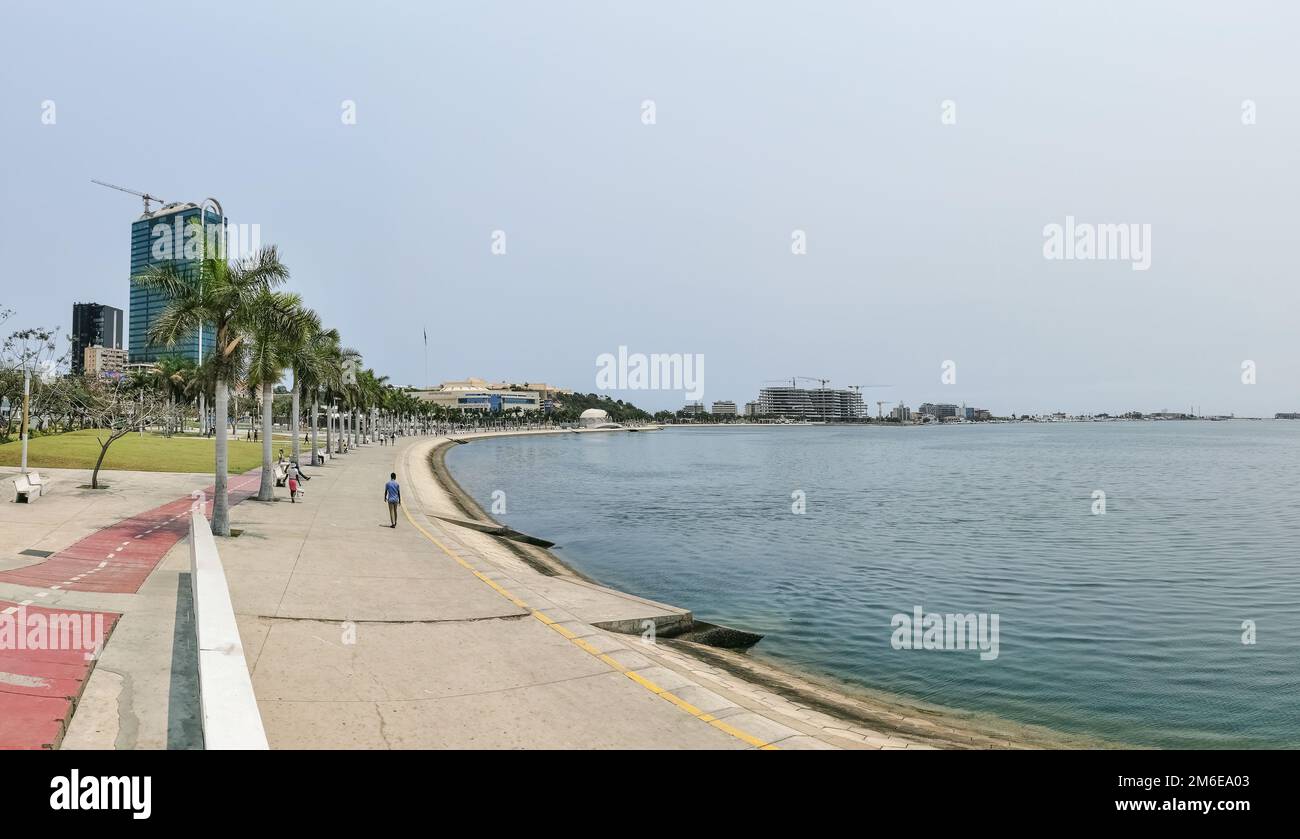 Luanda Angola - 09 17 2022: Blick auf die Luanda Bucht und Luanda marginal, Fußgängerweg mit tropischen Palmen, Downtown Lifestyle, Cabo Island, Stockfoto
