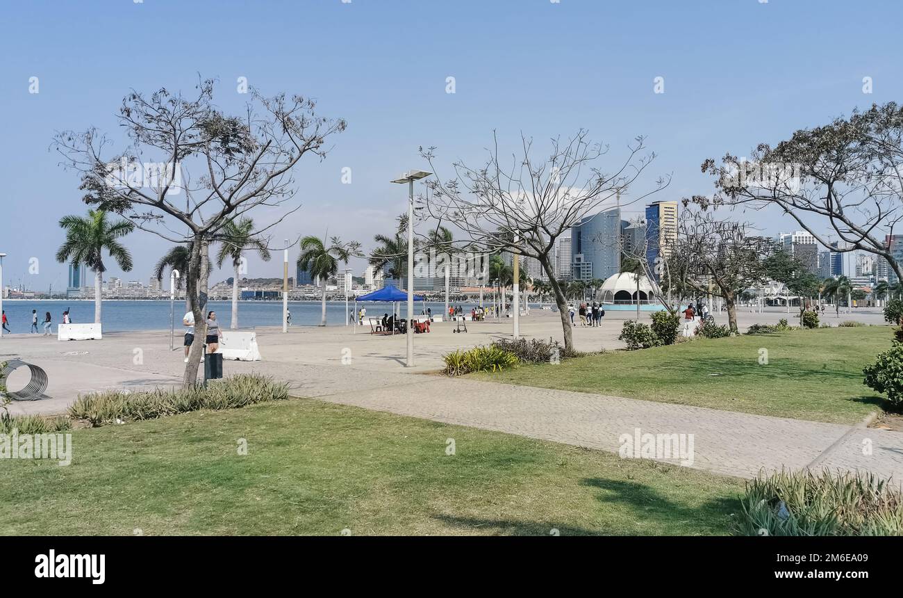 Luanda Angola - 09 17 2022: Blick auf die Luanda Bucht und Luanda marginal, Fußgängerweg mit tropischen Palmen, Downtown Lifestyle, Cabo Island, Stockfoto