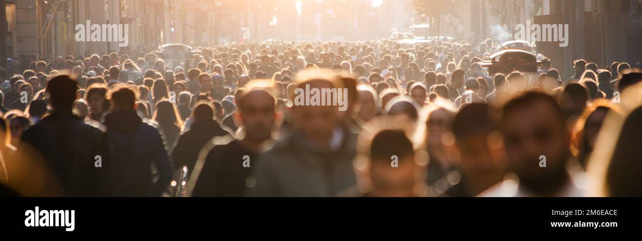 Masse der unkenntlich an der Straße verschwommen Stockfoto