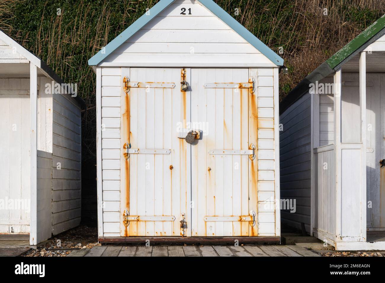 Eine weiße hölzerne Strandhütte in Bexhill-on-Sea an einem sonnigen Tag Stockfoto