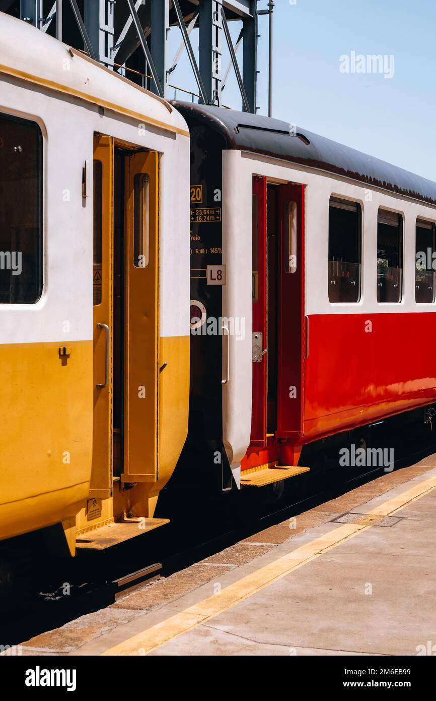 Farbenfroher historischer Zug im Tal des Flusses Douro, Portugal Stockfoto
