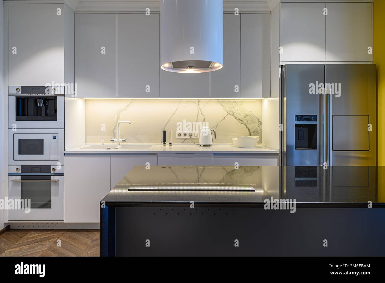 Luxus Küche Interieur mit minimalistischem Design Stockfoto