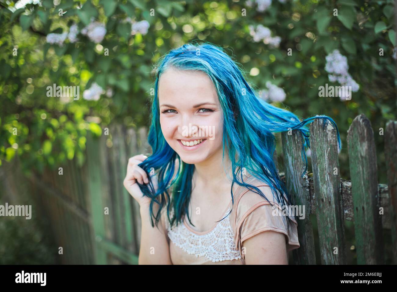 Ein junges, traumhaftes lgbt-Mädchen mit bunten blauen Haaren Stockfoto