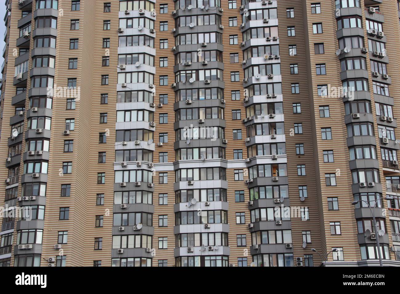 Fenster von Nachbarn im Haus gegenüber. Blick auf mehrstöckige moderne Wohnblöcke in Kiew. Urbaner Bogen Stockfoto