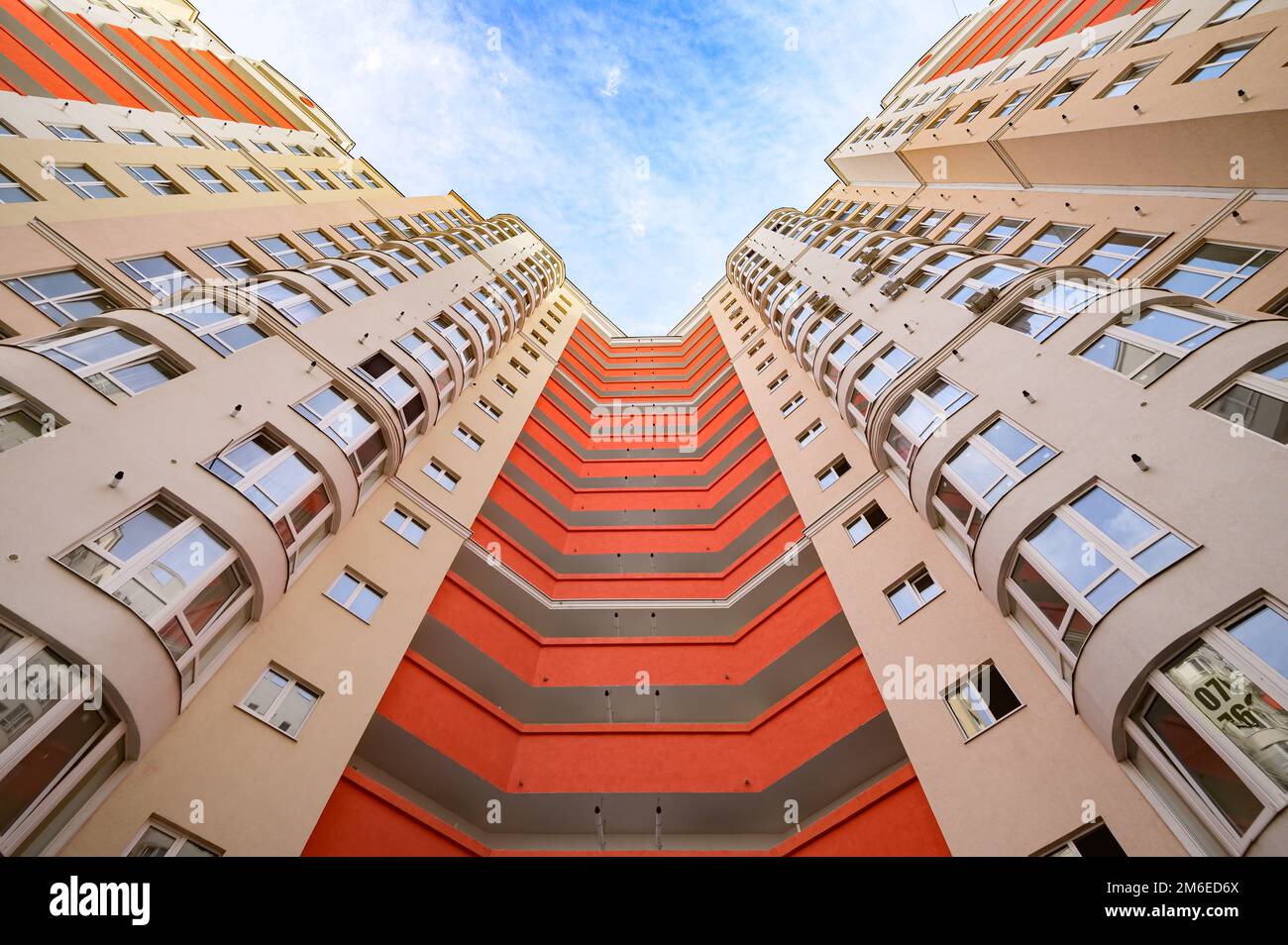 Weitwinkelaufnahme von neuen Apartmentgebäuden außen Stockfoto