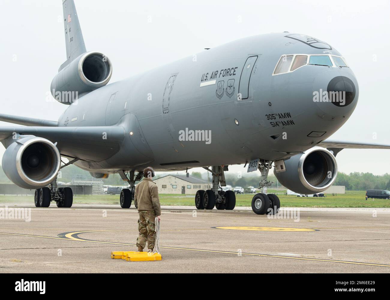 KC-10A Extender, Hecknummer 79-0433, Taxis zu einem Parkplatz in der Nähe des Air Mobility Command Museum am Luftwaffenstützpunkt Dover, Delaware, 26. April 2022. Dieses spezielle Flugzeug war das erste von 60 Extendern, die in die USA kamen Air Force-Inventar. Das Flugzeug wurde von der Joint Base McGuire-Dix-Lakehurst, New Jersey, nach Dover AFB abtransportiert, um zum 36. Zuwachs im AMC Museum zu werden. Stockfoto