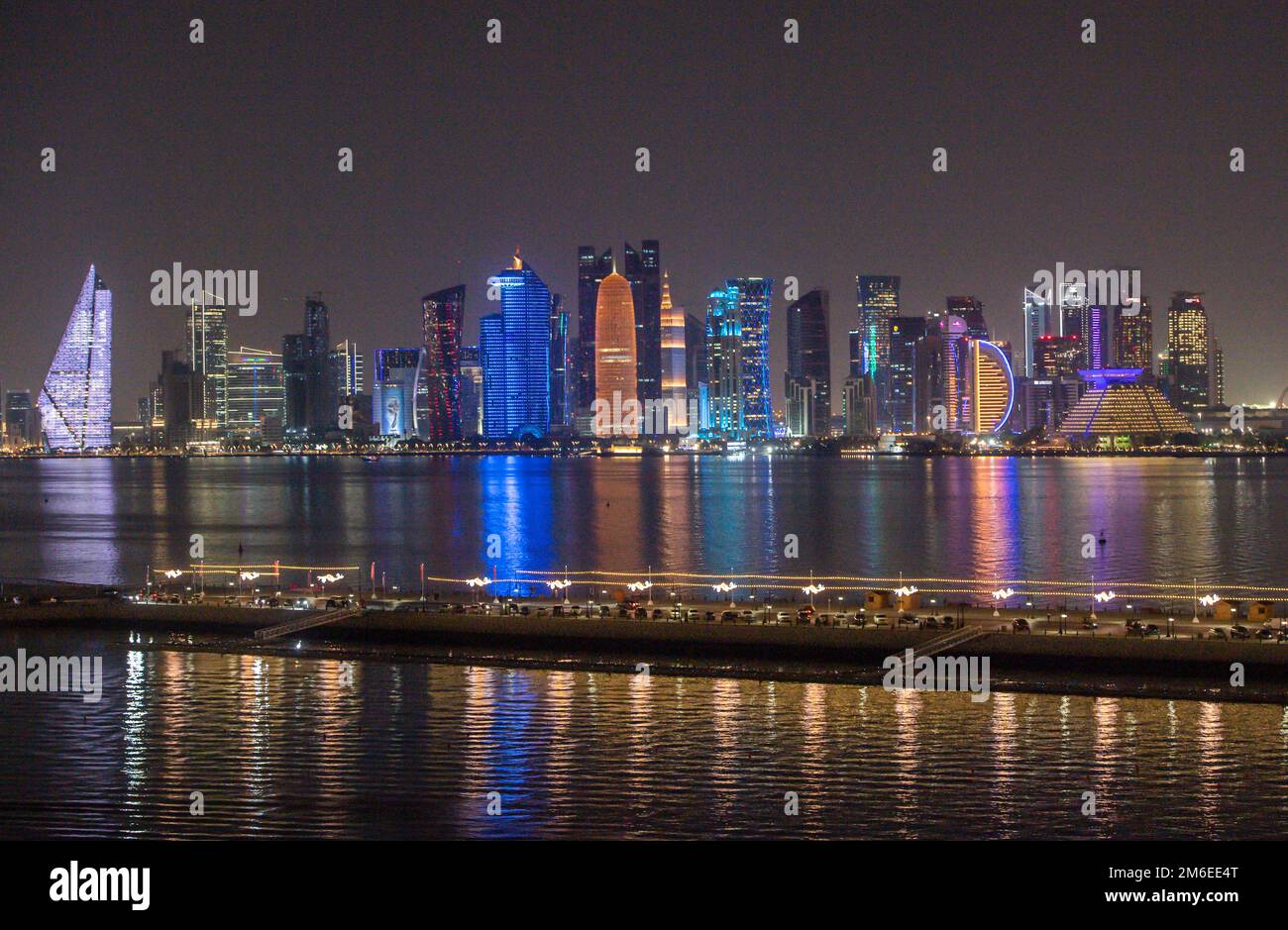 Gebäude am Ufer in Doha, Katar, einschließlich des Tornado-Turms, auch QIPCO-Turm genannt, Burj Doha (Doha-Turm), die Pyramidenform S Stockfoto