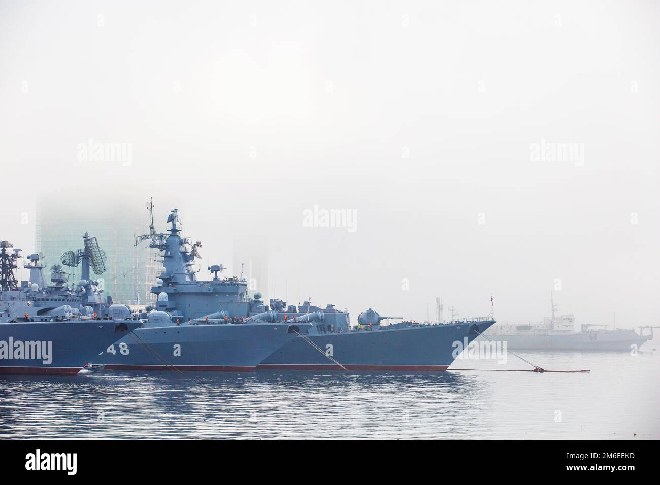 Sommer 2016 - Wladiwostok, Russland - Kriegsschiffe der pazifischen Flotte stehen am Pier im Nebel Stockfoto