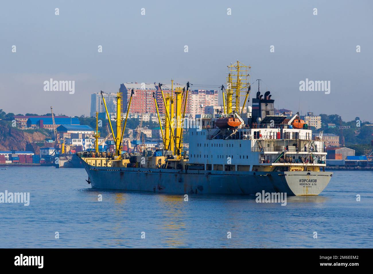 Sommer 2016 - Wladiwostok, Russland - Ein Handelsschiff steht auf dem Straßenstead in der Bucht des Goldenen Horns in Wladiwostok Stockfoto