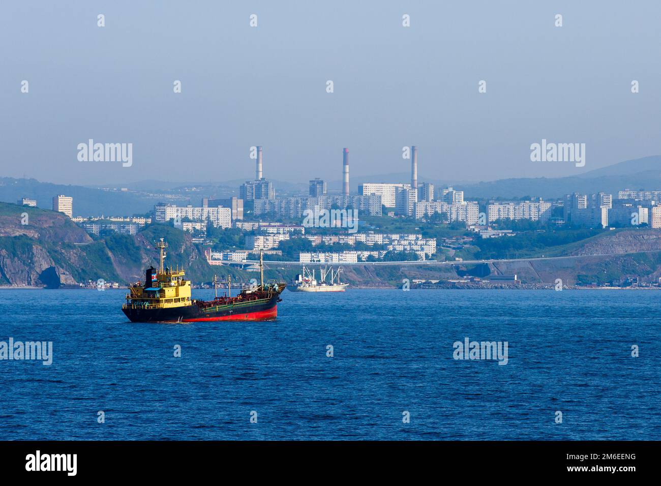 Sommer 2016 - Wladiwostok, Russland - Ein Handelsschiff steht auf dem Straßenstead in der Bucht des Goldenen Horns in Wladiwostok Stockfoto
