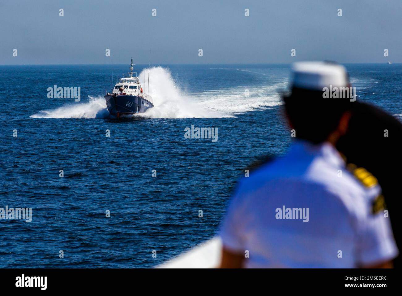 Ein Boot der Küstenwache fährt mit hoher Geschwindigkeit durch das Wassergebiet von Wladiwostok Stockfoto
