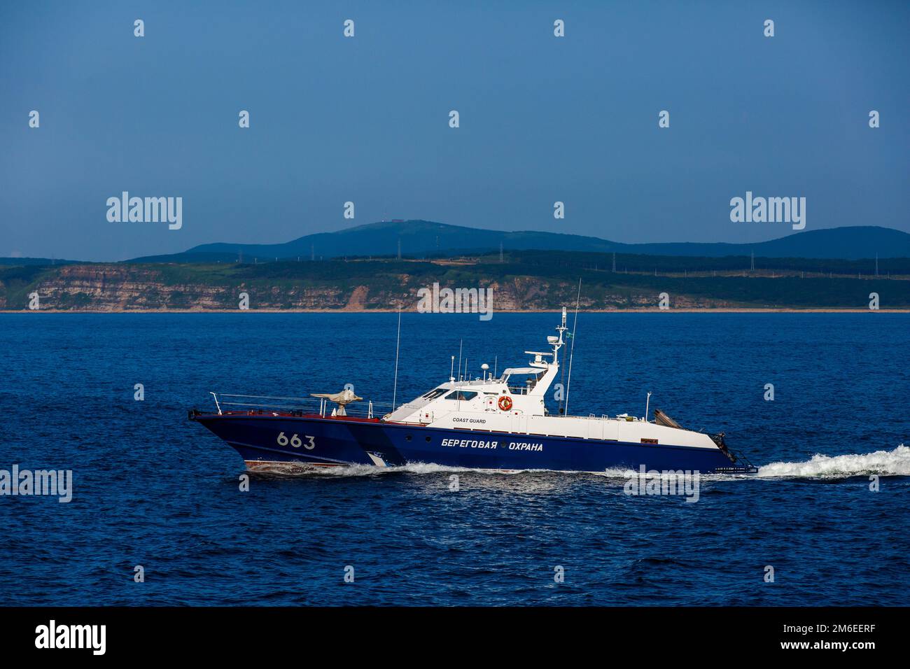 Ein Boot der Küstenwache fährt mit hoher Geschwindigkeit durch das Wassergebiet von Wladiwostok Stockfoto