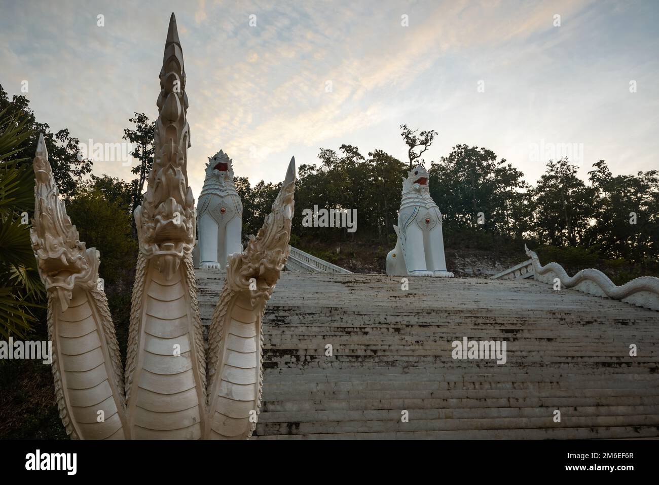 Statuen bewachen den Tempel des Weißen Buddha in Pai, Nord-Thailand Stockfoto