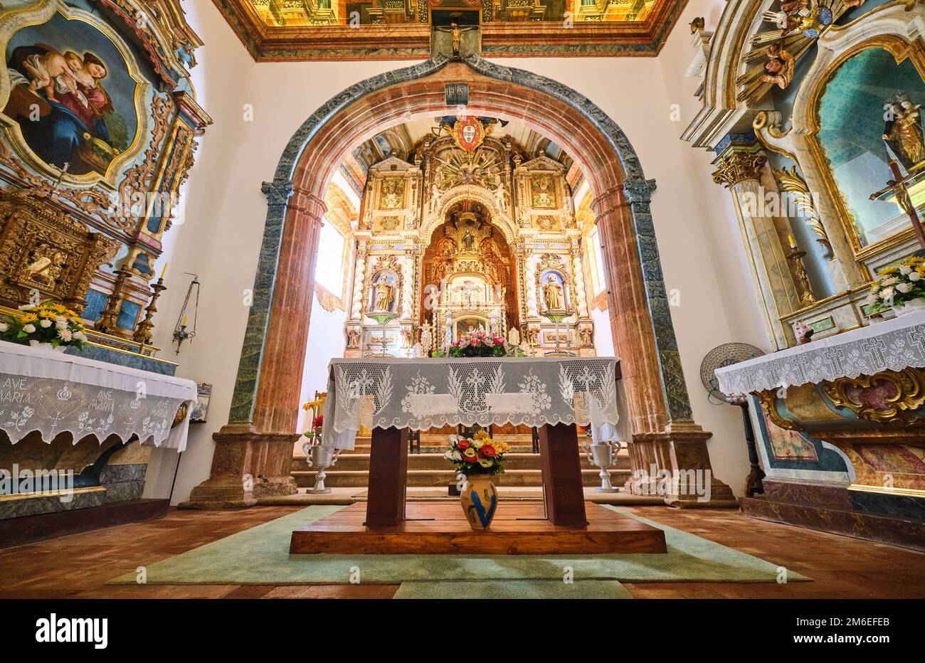 Ein Blick auf die schweren, goldenen, reichen, holzgeschnitzten Innendetails des Altars. Das Chuch-Thema ist maritim. In der katholischen Kirche, Igreja de N. Sra. das Stockfoto