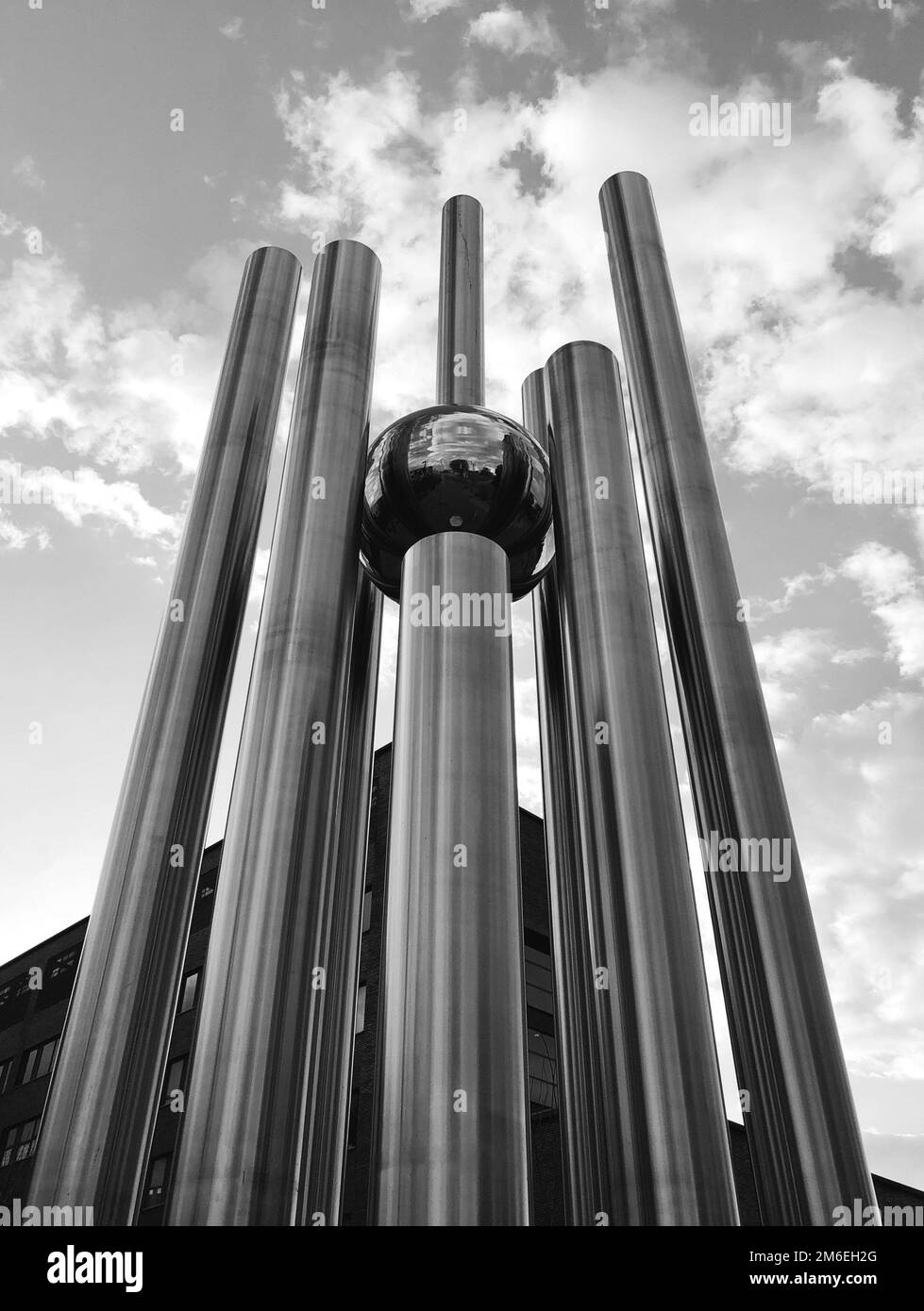 Hohe Kunstwerke aus Stahlrohren in Schwarz und Weiß Stockfoto