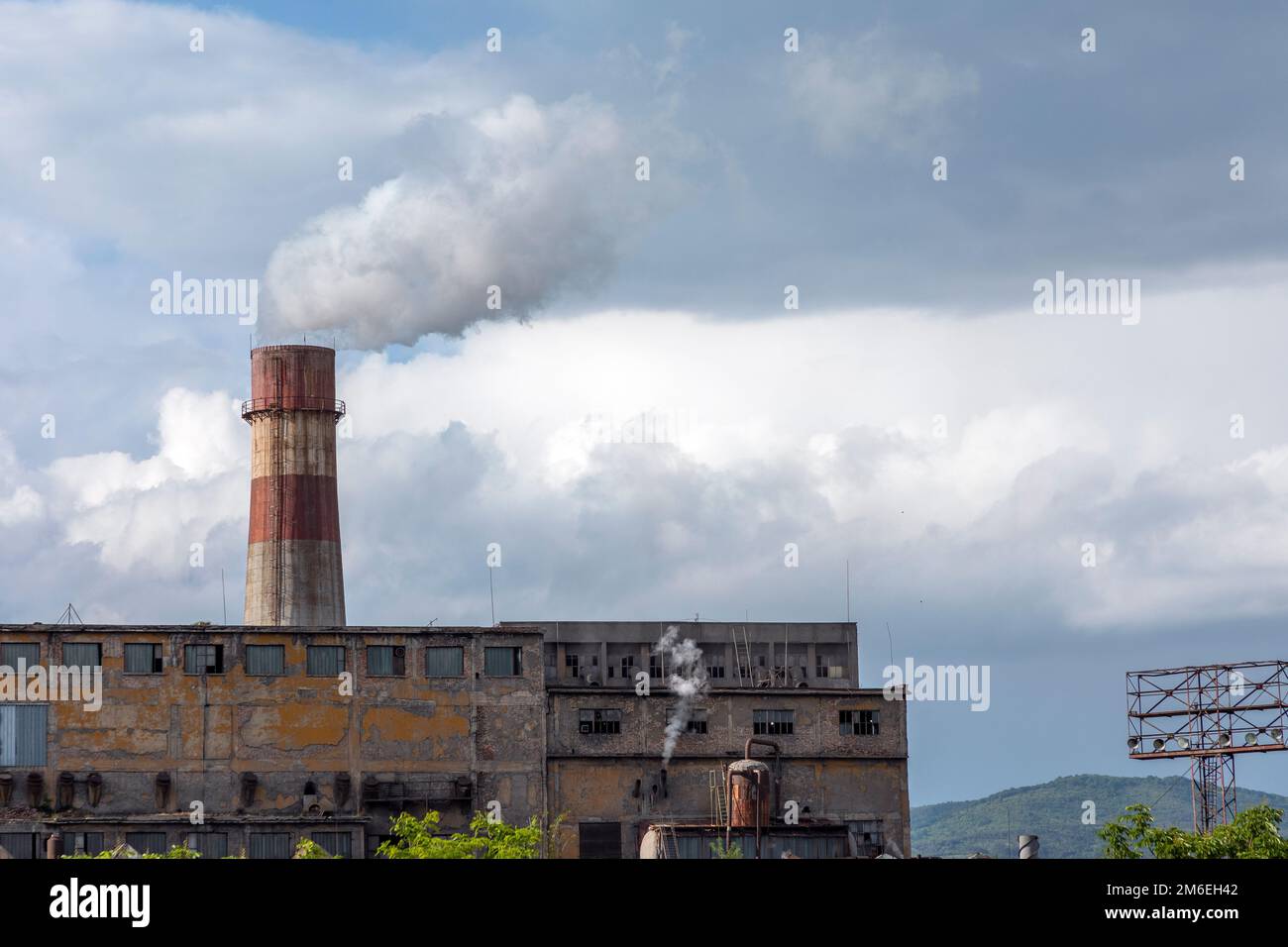 Rauchen Schornstein, Stadt thermische Kraftwerk Hintergrund blau. Rohre, Gefahr. Stockfoto