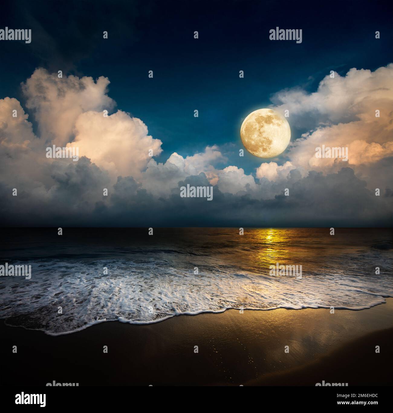 Sandstrand und Mond in der Nacht Stockfoto