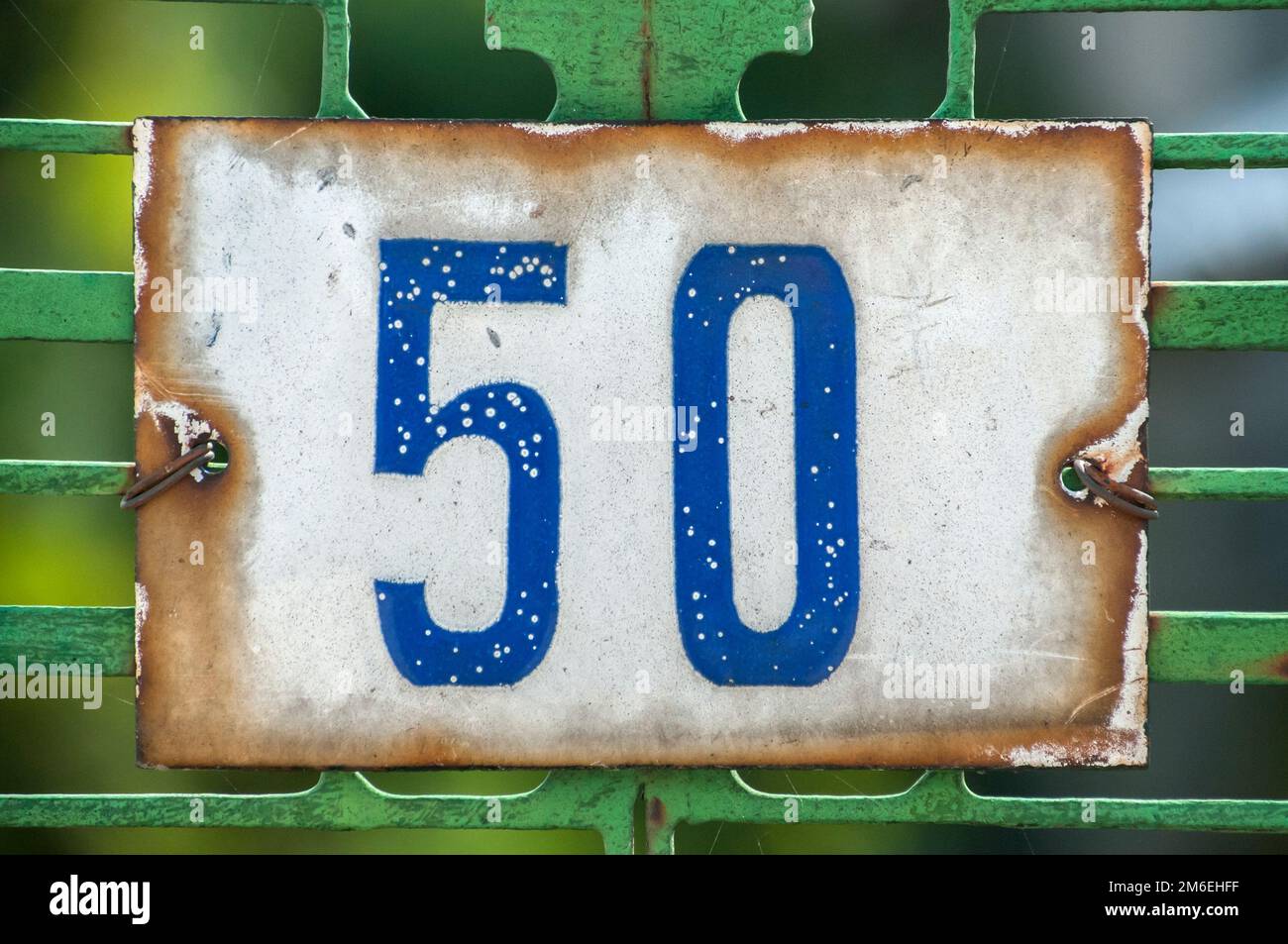 Verwitterte Grunge quadratischen Metall emaillierte Platte der Anzahl der Straße Adresse mit der Nummer 50 Nahaufnahme Stockfoto