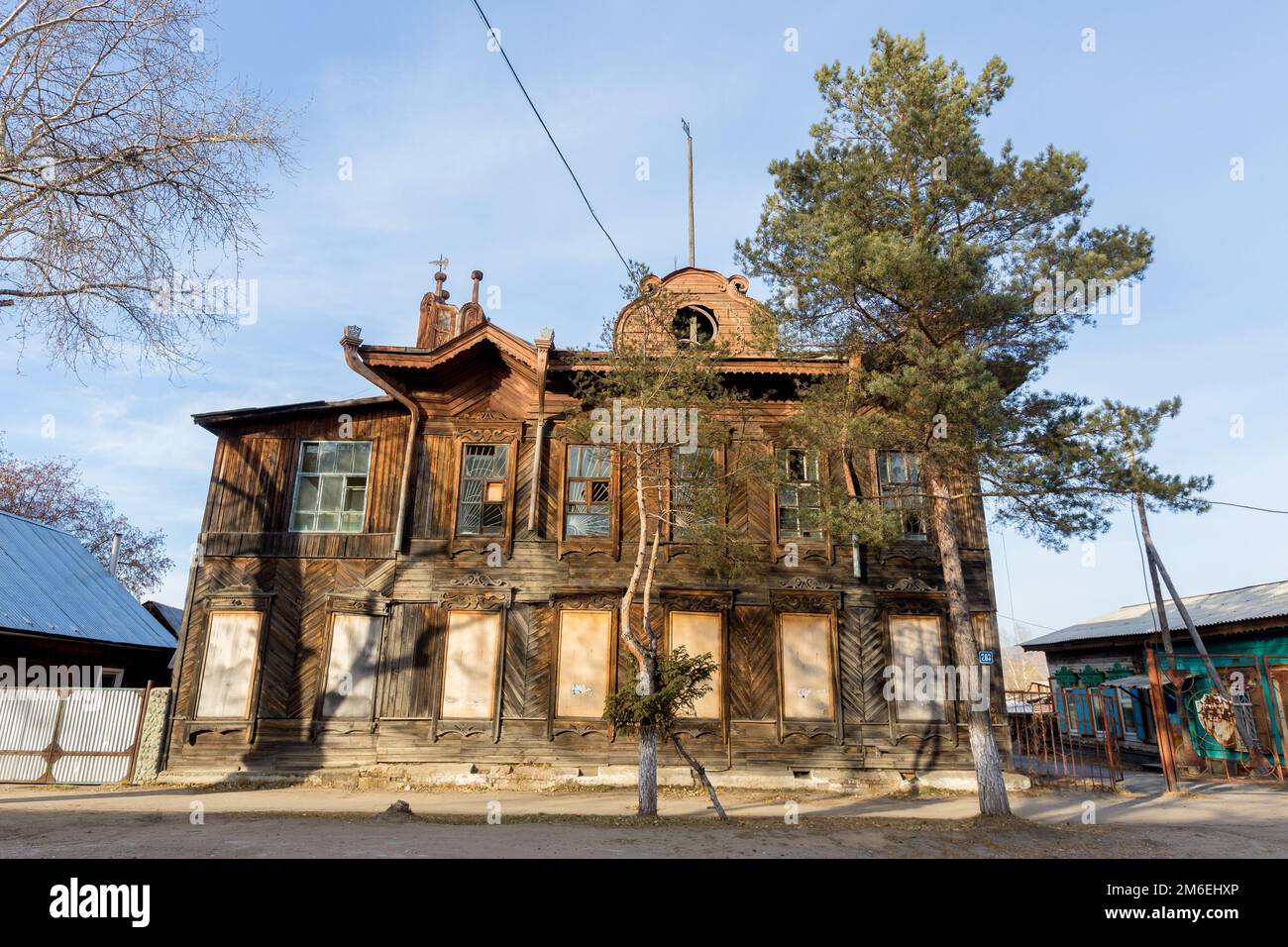 Altes zweistöckiges Wohnhaus aus Holz in der Mitte einer Stadtstraße in Russland Stockfoto