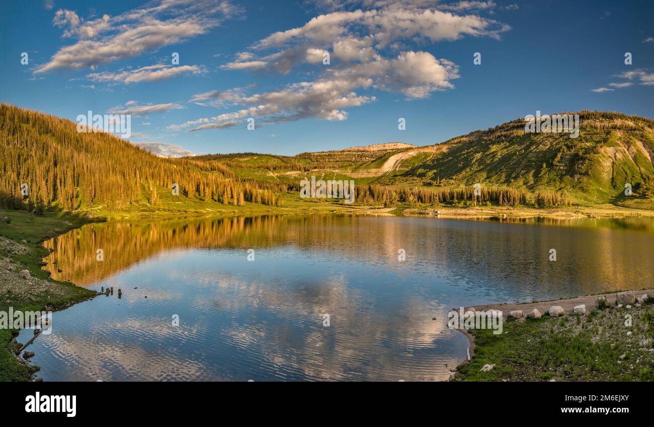 Ferron Reservoir, hoch gelegenes Massiv in der Ferne, Sonnenaufgang, Wasatch Plateau, Manti La Sal National Forest, nahe Mayfield, Utah, USA Stockfoto