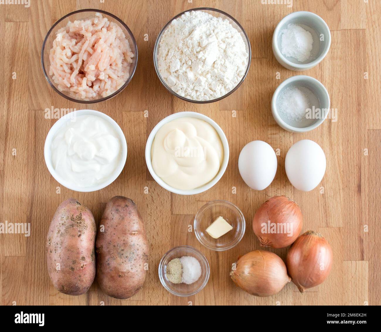 Zutaten für die Zubereitung von Hackfleisch und Kartoffelkuchen. Quadratisches Foto, Draufsicht. Knolling Stockfoto