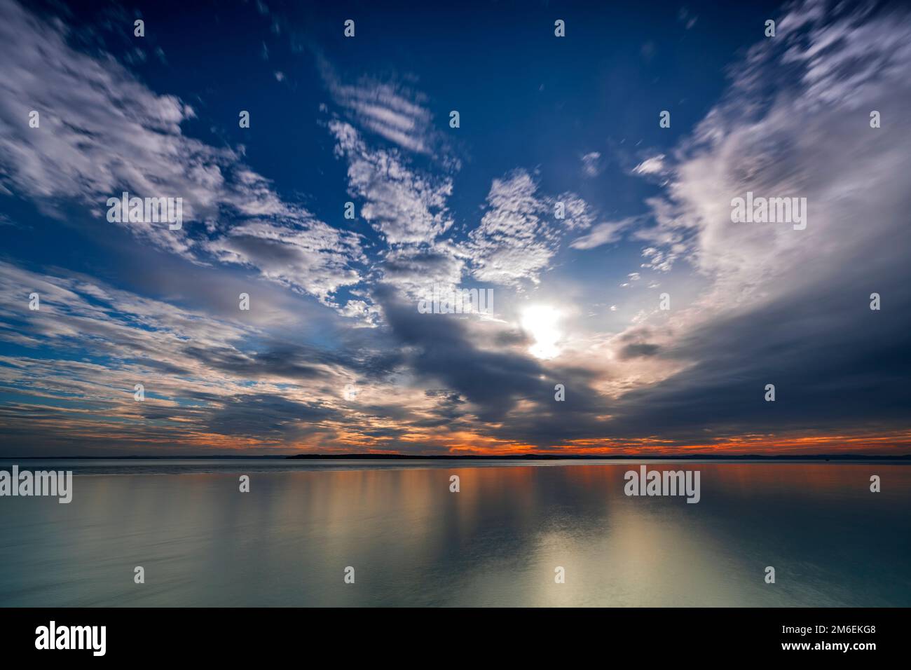 Friedlicher Sonnenaufgang über Great Sandy Straits, Hervey Bay, Queensland Australien Stockfoto