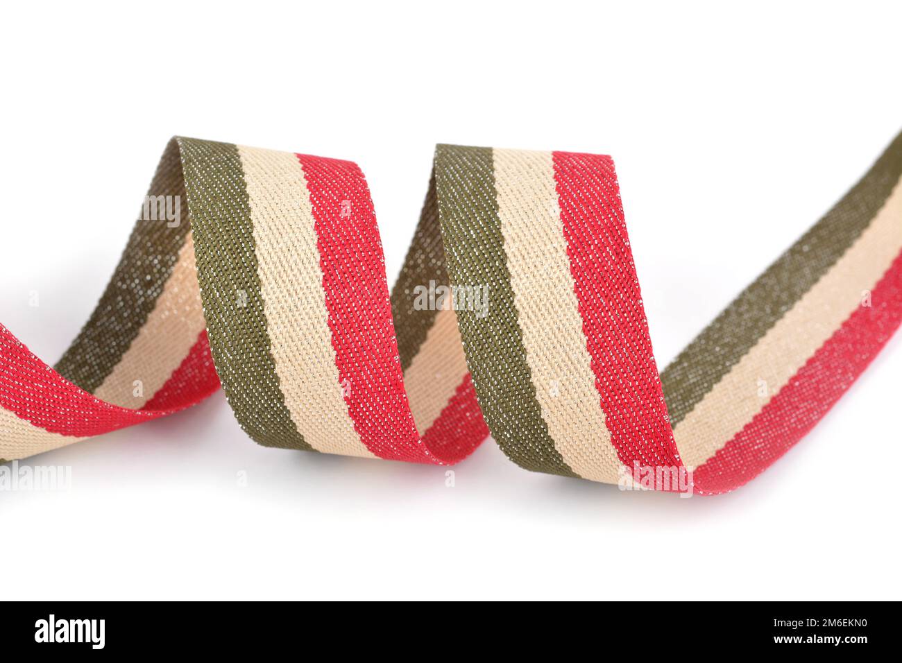 Baumwollband, Umreifungsband mit Wellung auf weißem Hintergrund. Stockfoto